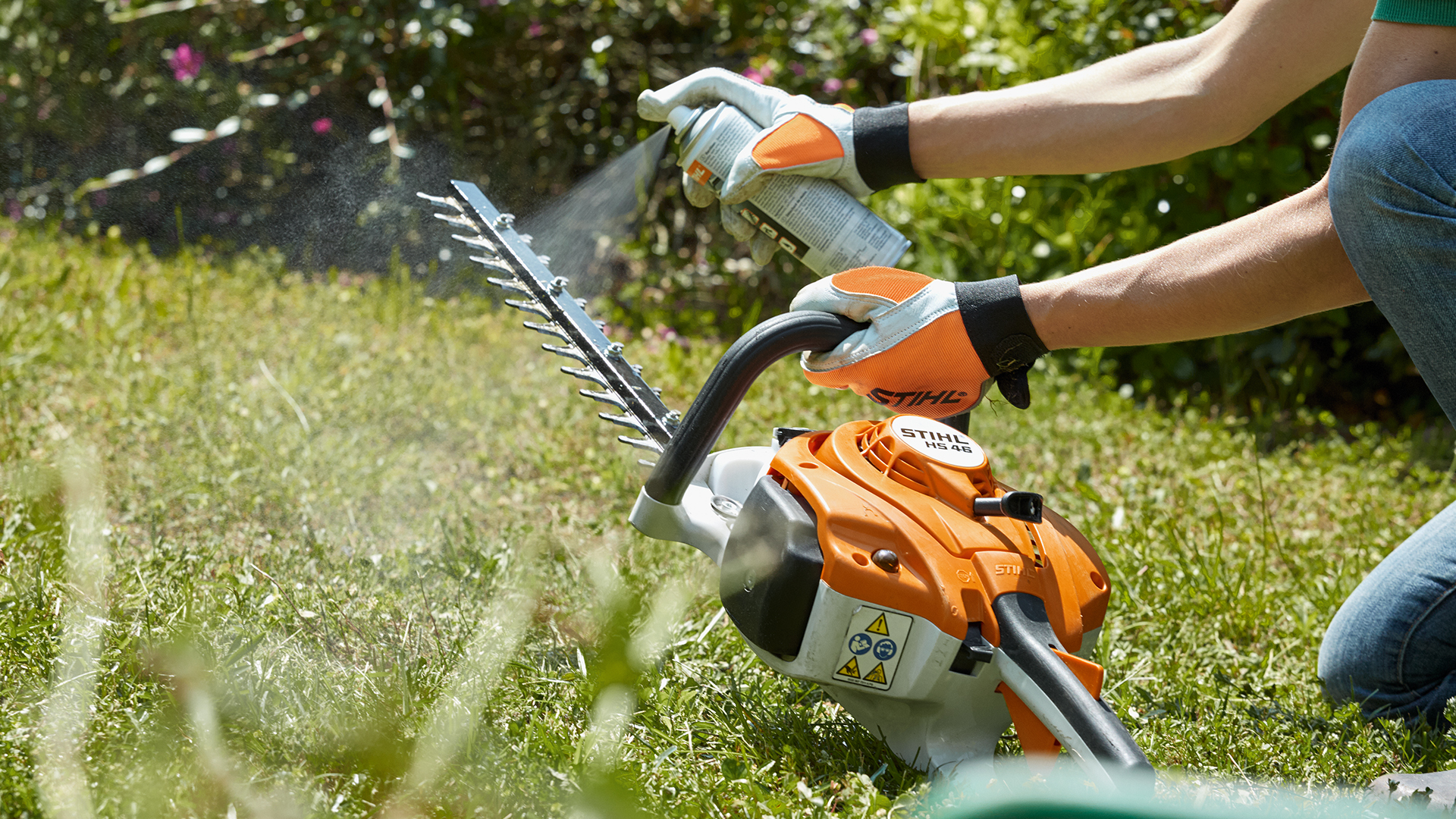 Reiniging van een STIHL HS 46 benzineheggenschaar met STIHL Superclean