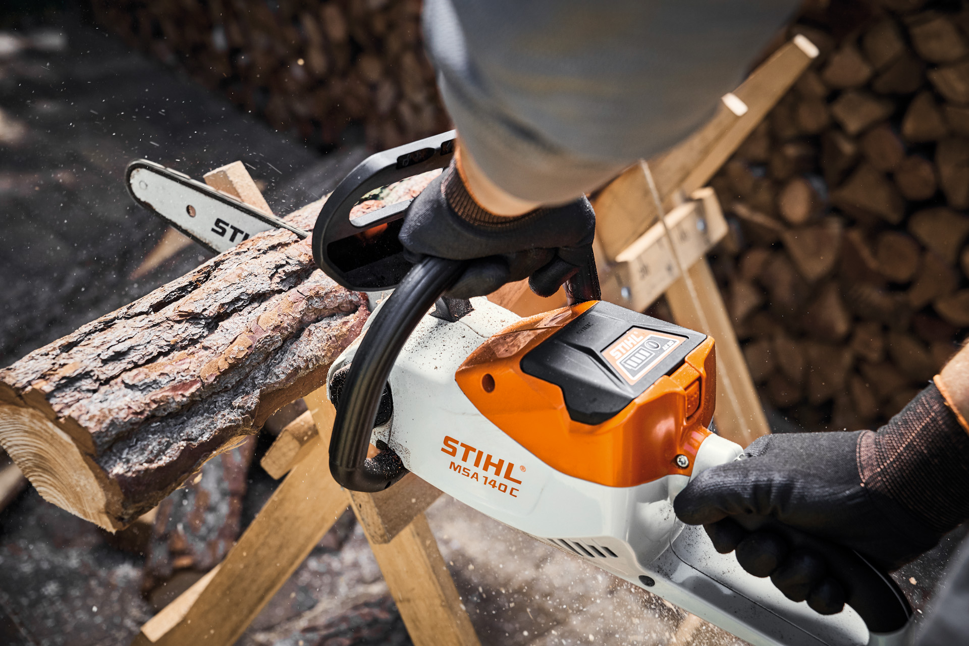 Een boomstam wordt gezaagd met een STIHL accukettingzaag