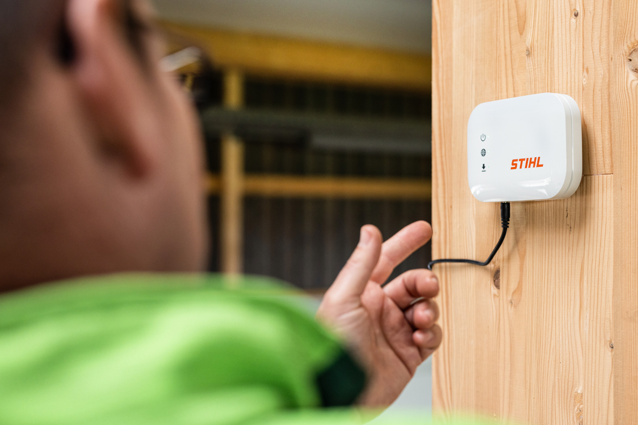 Close-up van iemand die naar de STIHL connected mobile Box wijst