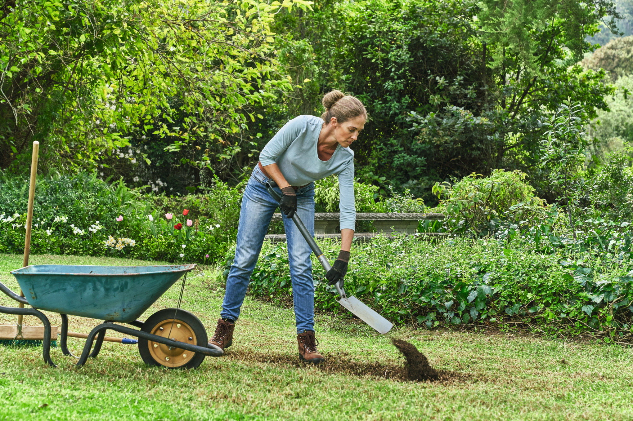 Vrouw werkt in de tuin in het voorjaar