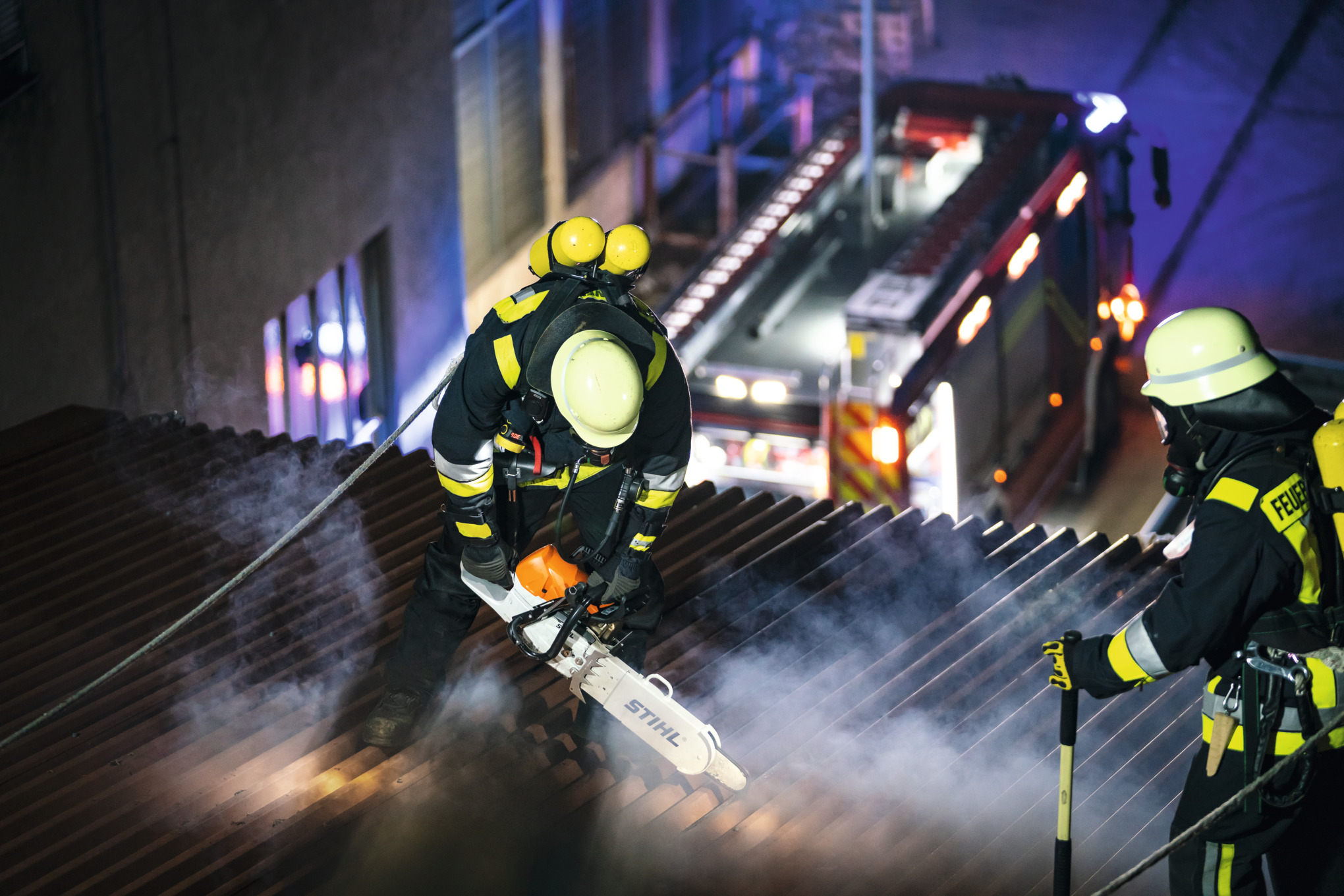 Brandweerman gebruikt reddinsgkettingzaag