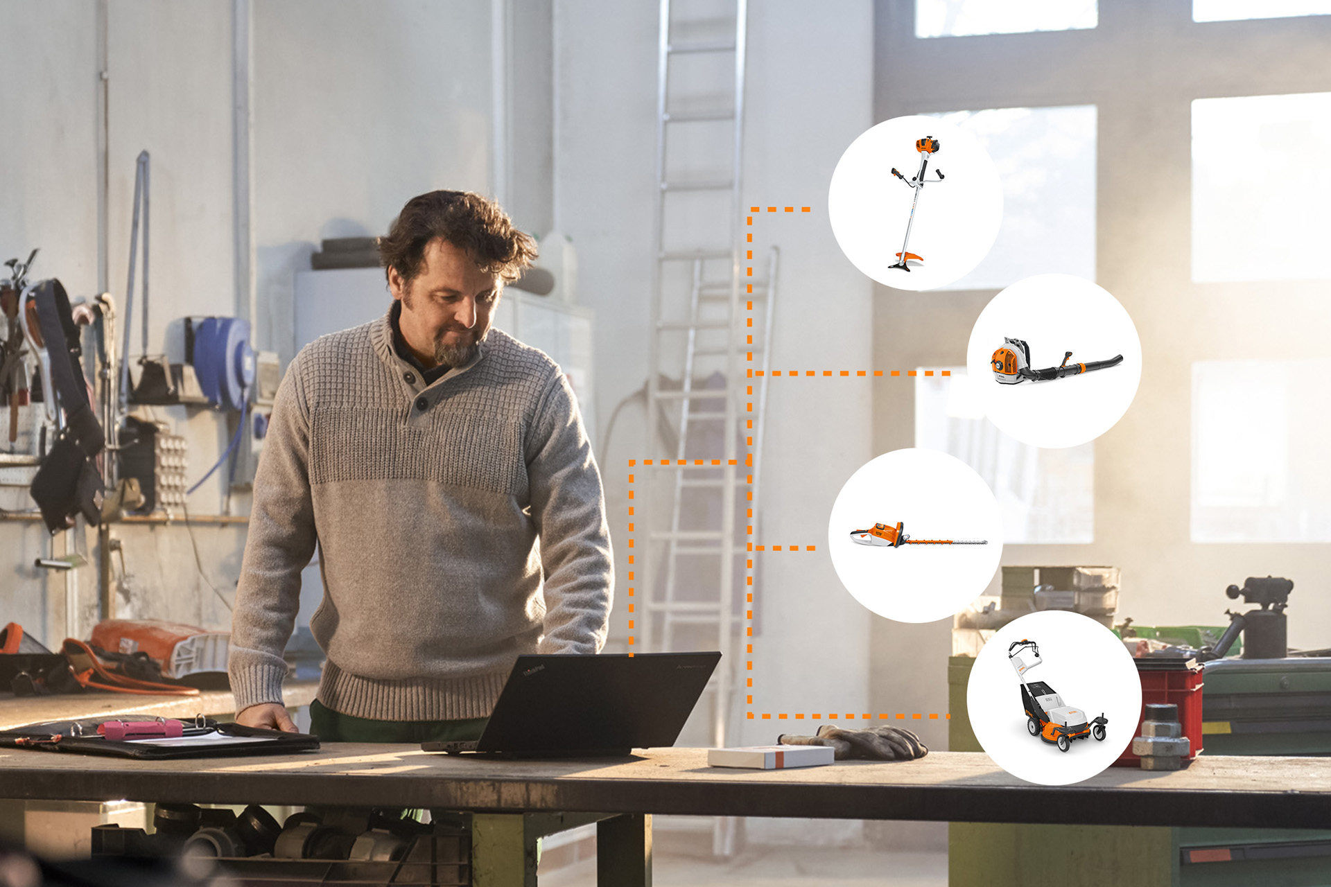 Man staat in een werkplaats voor een laptop, pictogrammen met STIHL producten symboliseren het machineparkbeheer van STIHL connected