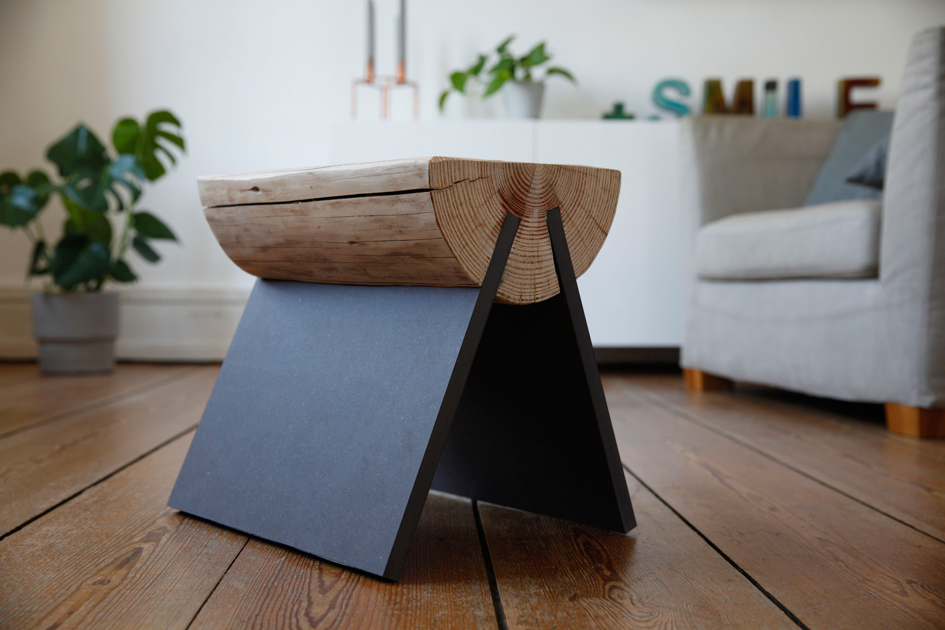 Un tabouret en rondin de bois terminé