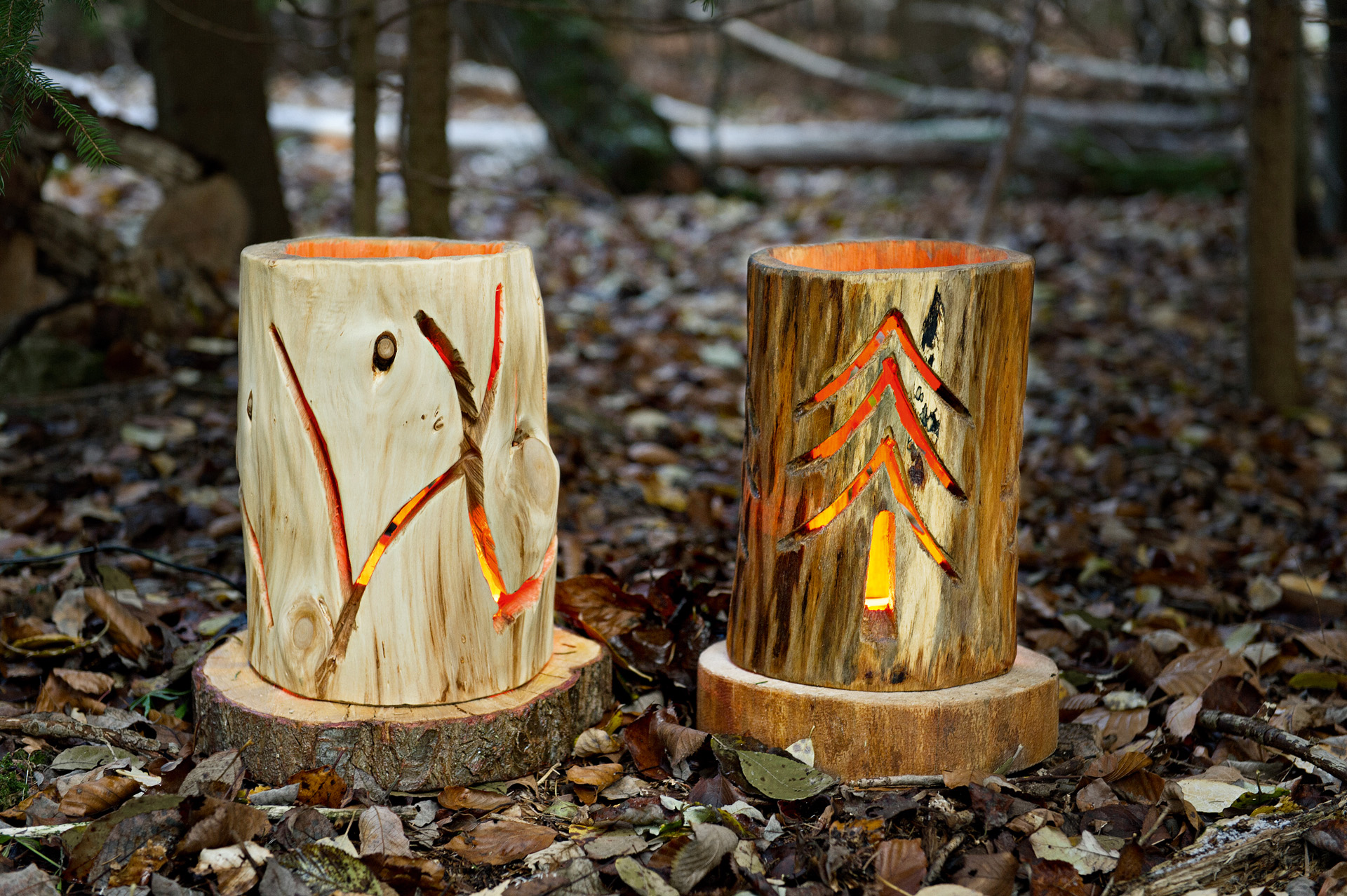 Deux lanternes en bois illuminées avec des motifs sculptés sur le côté