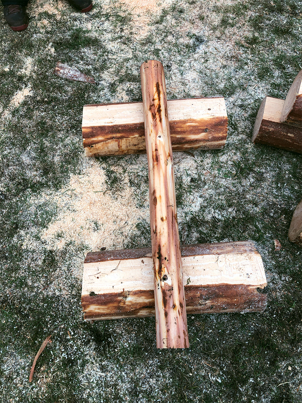 La bûche de liaison de la table de jardin repose sur les bûches servant de pieds de table