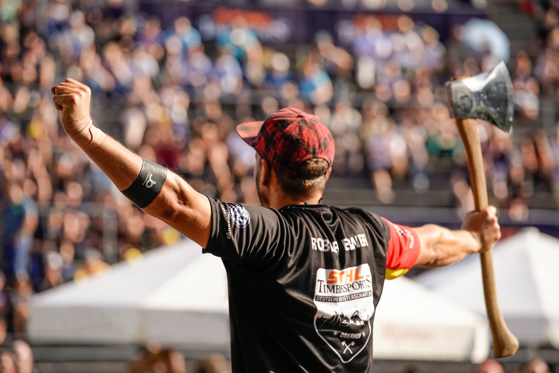 Atleet bij STIHL TIMBERSPORTS® juicht