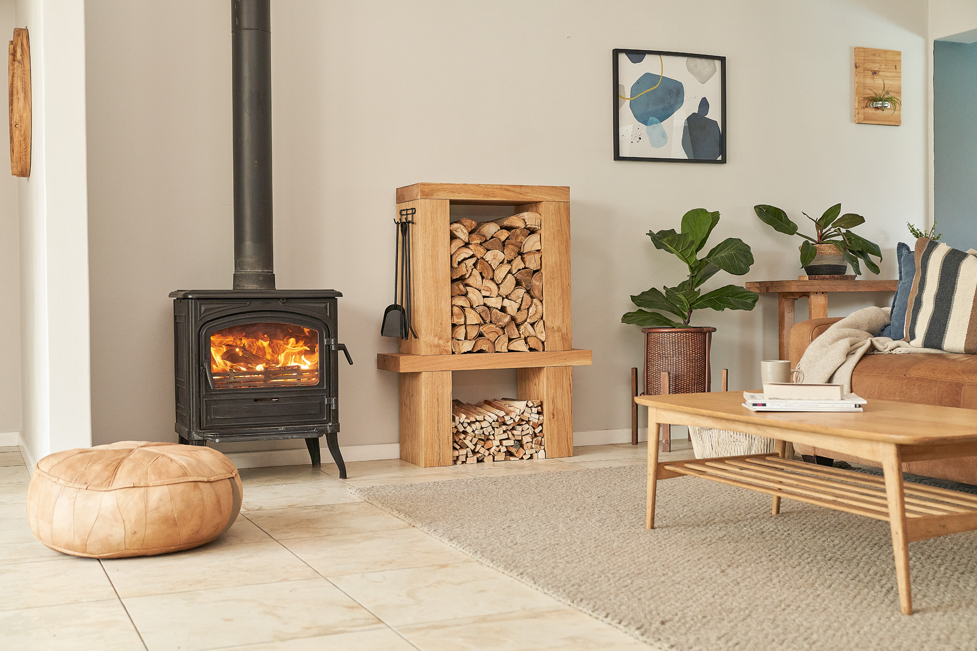 Intérieur meublé avec cheminée et meuble de rangement de bois de chauffage intérieur
