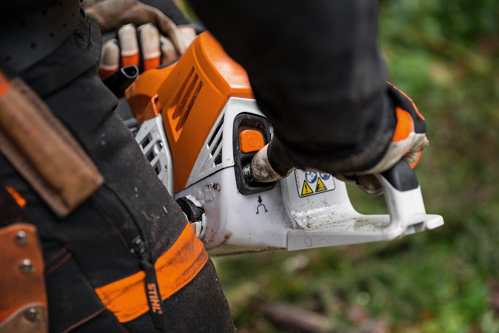 Gros plan sur la pompe à carburant manuelle d’une tronçonneuse STIHL MS 500i que quelqu’un presse