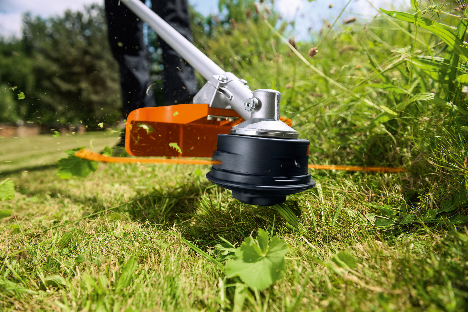 Close-up van een STIHL bosmaaier met STIHL AutoCut maaikop