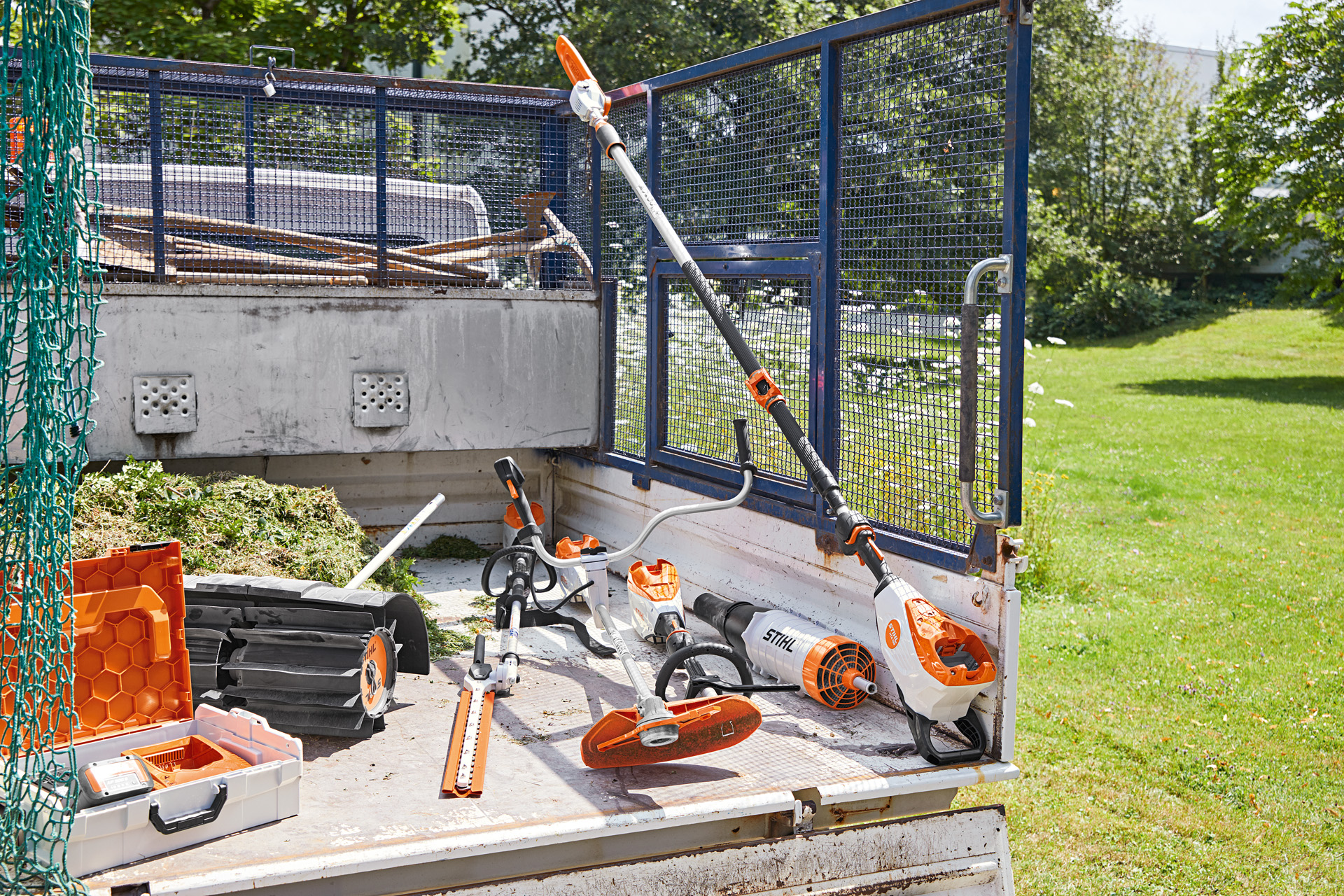 Voertuig met STIHL hoogsnoeier HTA 135, heggenschaar HLA 135, grastrimmer FSA 135 en KMA 135 op de laadvloer