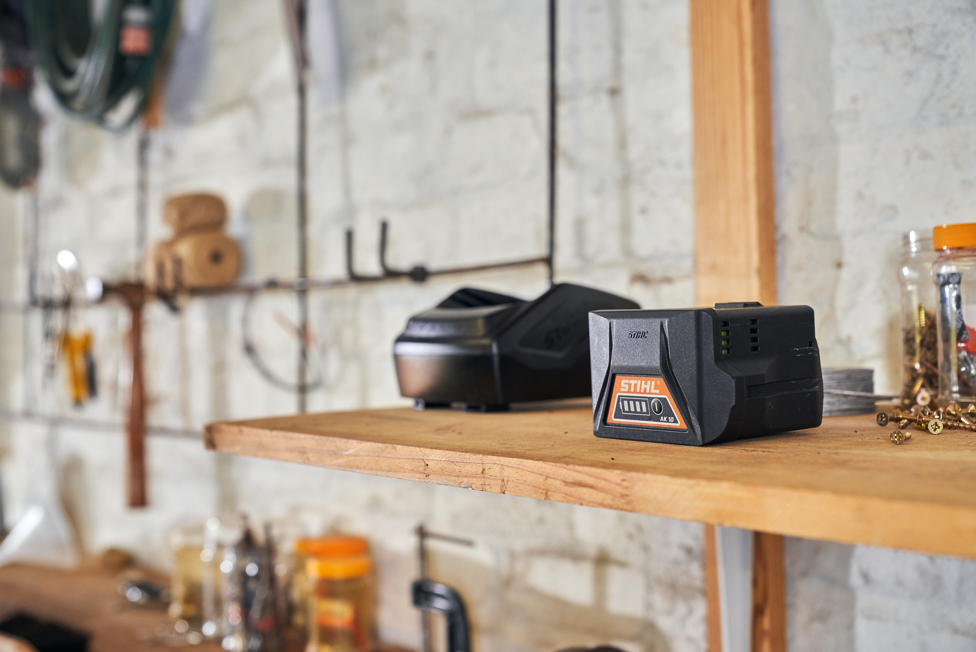 Deux batteries dotées de la technologie STIHL sont posées sur une étagère dans un atelier