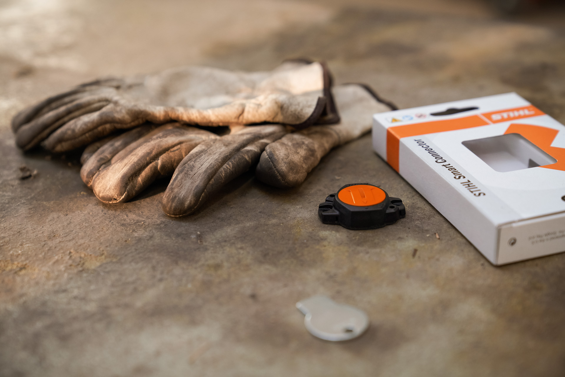 Een STIHL Smart Connector naast de verpakking.