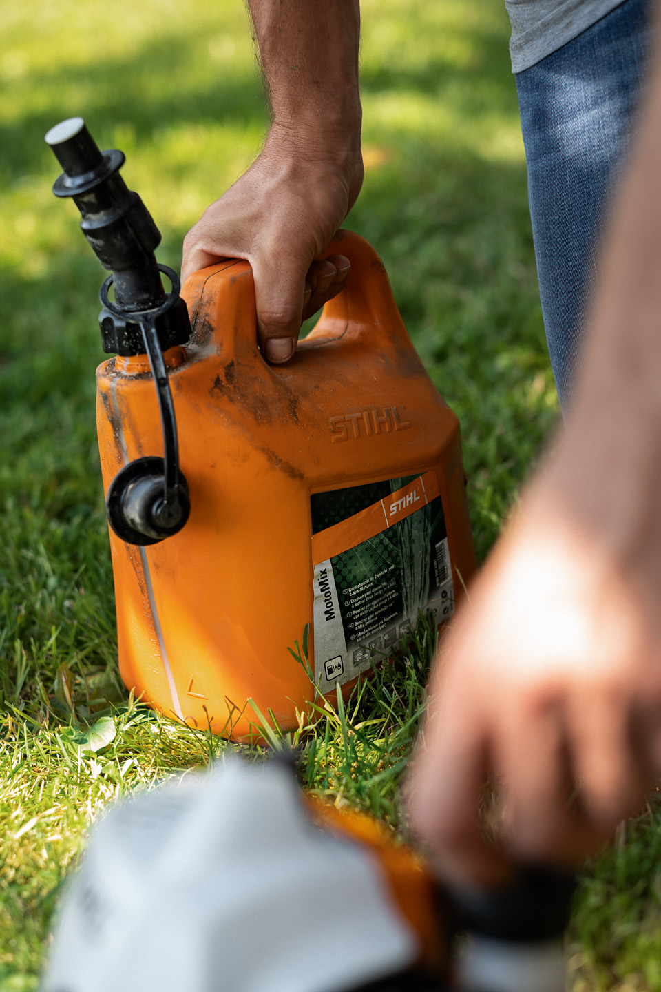 STIHL MotoMix brandstof voor de bosmaaier in een oranje bus.