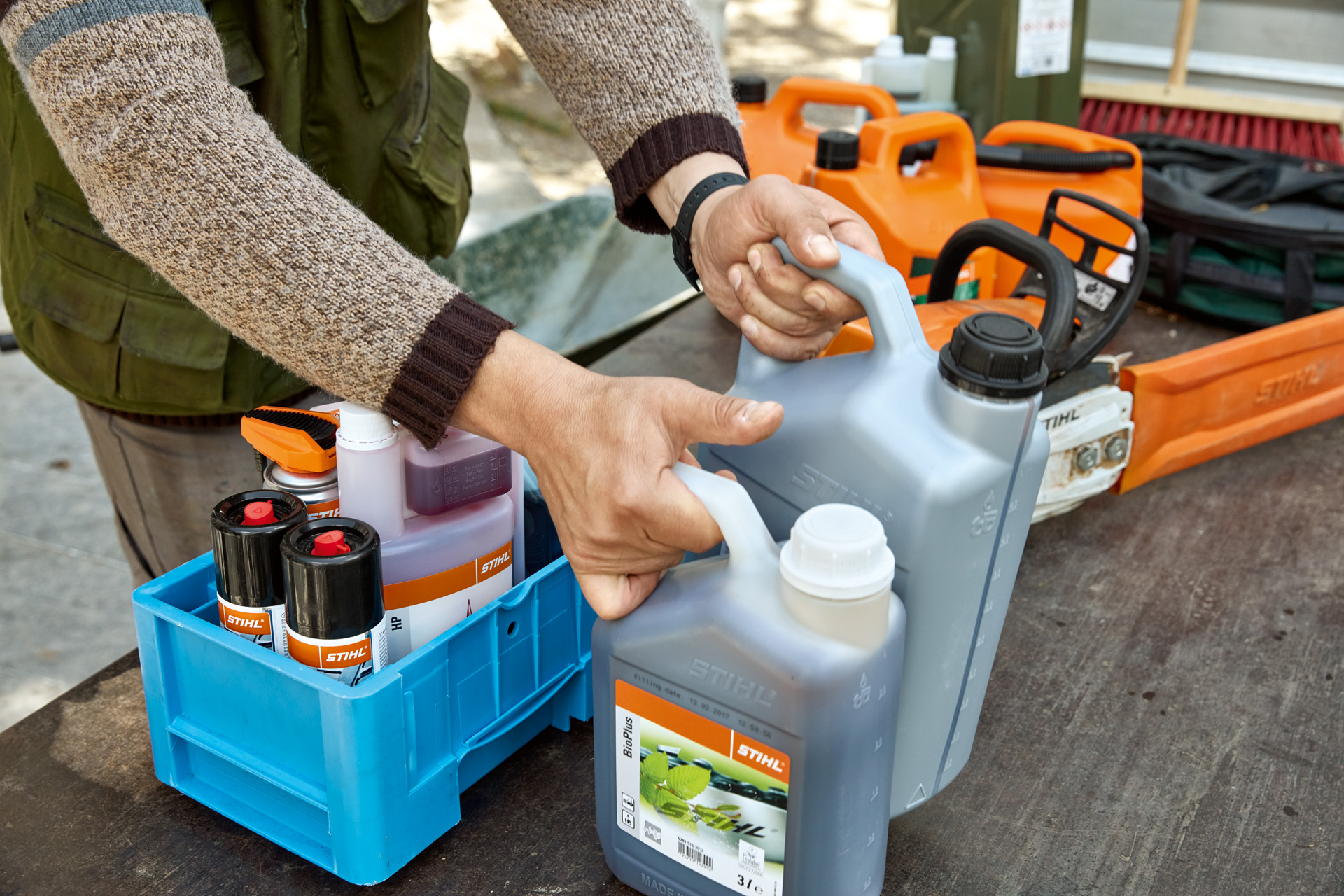 Des bidons STIHL sont préparés pour le transport.