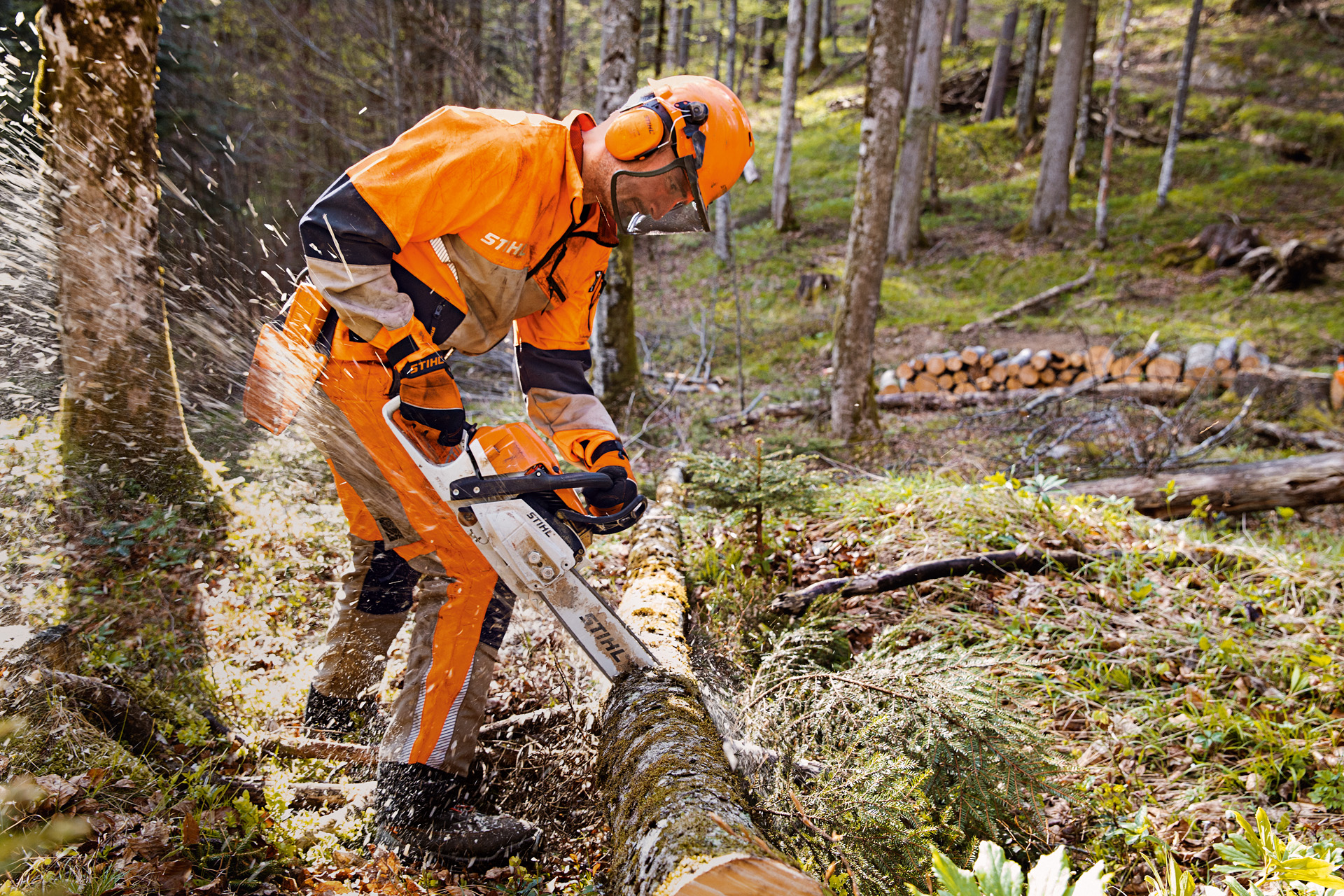 Ouvrier forestier avec vêtements de protection STIHL, notamment un pantalon Dynamic Vent (classe de protection 1)
