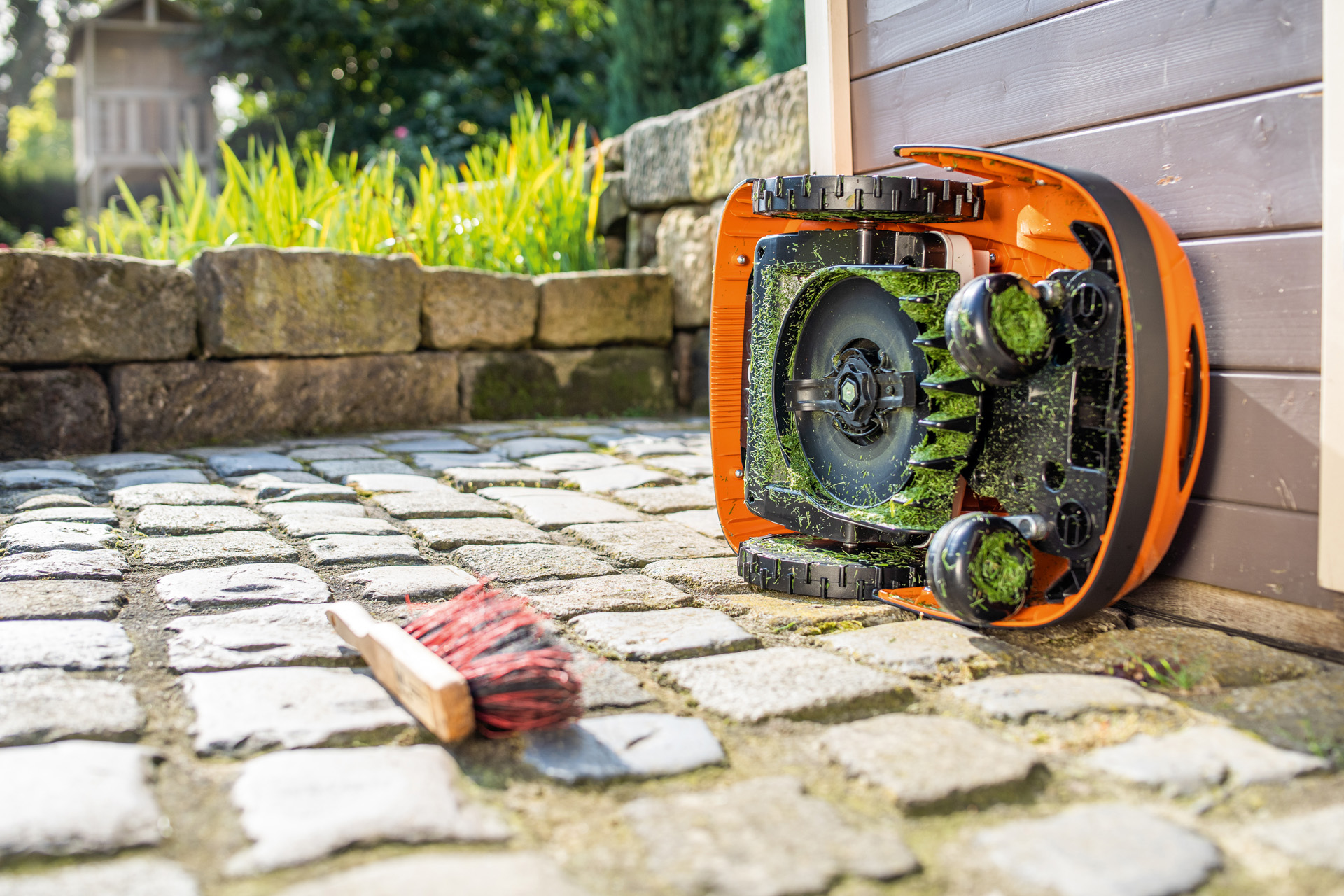 Préparez l’hivernage de votre tondeuse robot STIHL