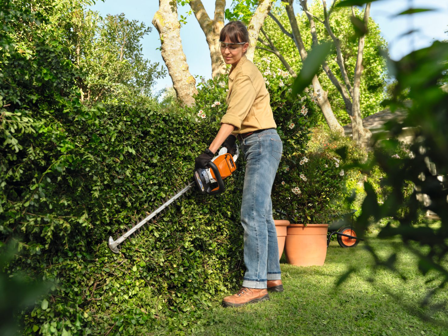 Een man zaagt hout op een zaagbok met een STIHL kettingzaag