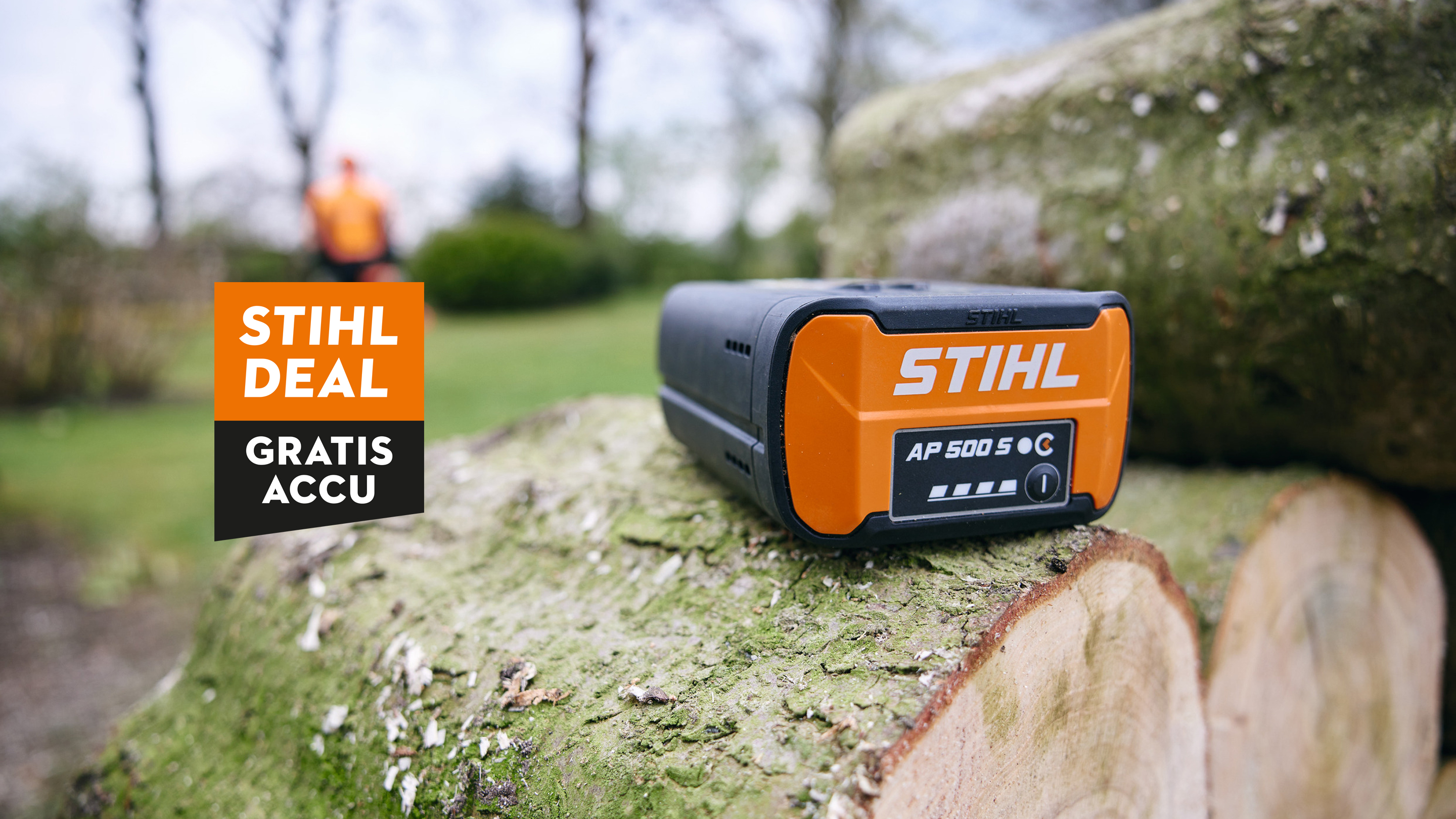 STIHL AP 500 S accu op de laadvloer van een pick-up samen met de nieuwe STIHL MSA 300 accukettingzaag, plus een stoorelement met STIHL accu en het opschrift 'Get a free battery'.