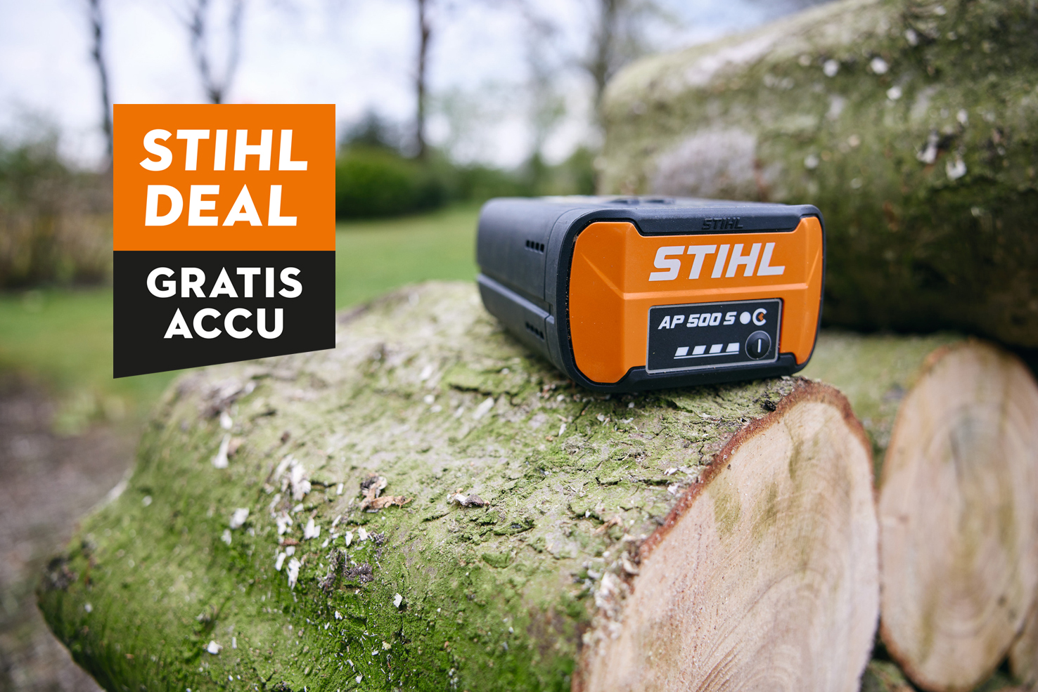 STIHL AP 500 S accu op de laadvloer van een pick-up samen met de nieuwe STIHL MSA 300 accukettingzaag, plus een stoorelement met STIHL accu en het opschrift 'Get a free battery'.