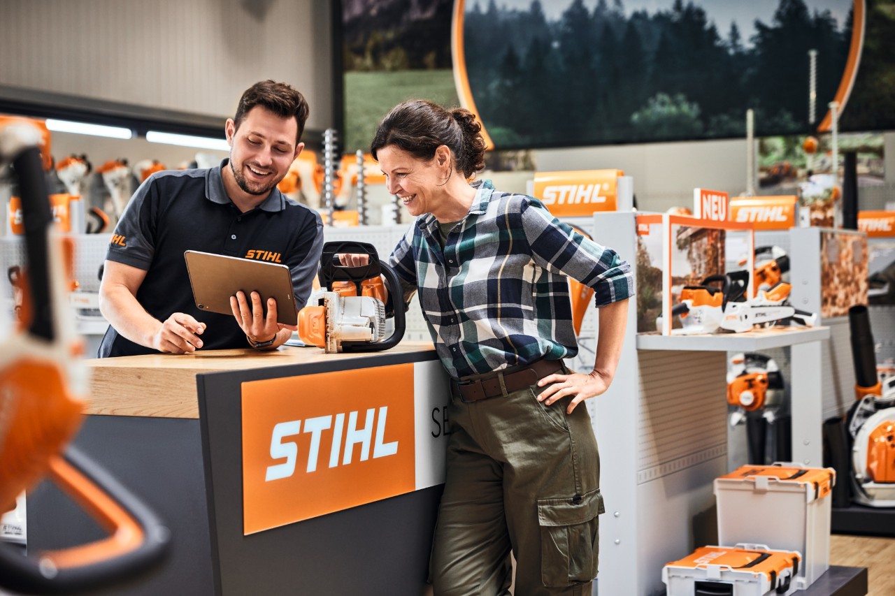 Discussion avec les clients au comptoir de service STIHL