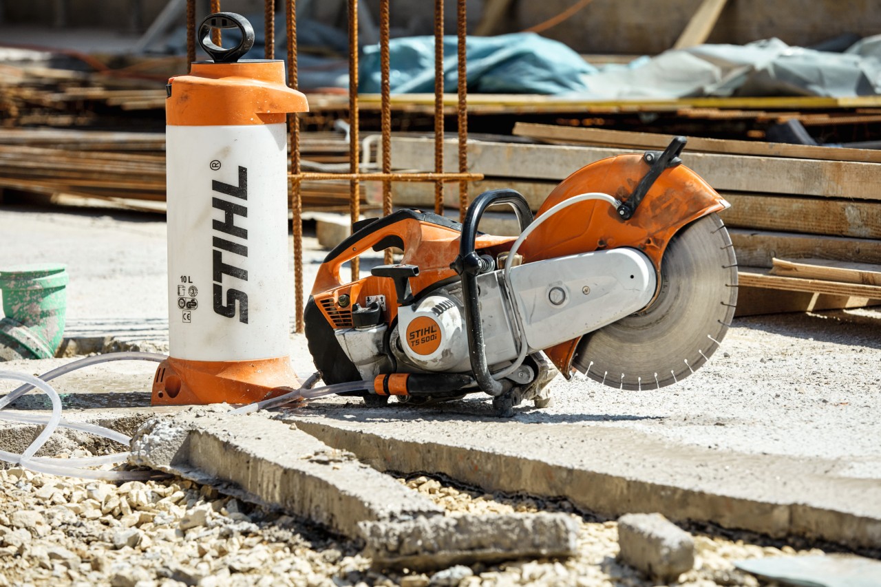 Découpeuse à disque à essence STIHL TS 500i sur un chantier