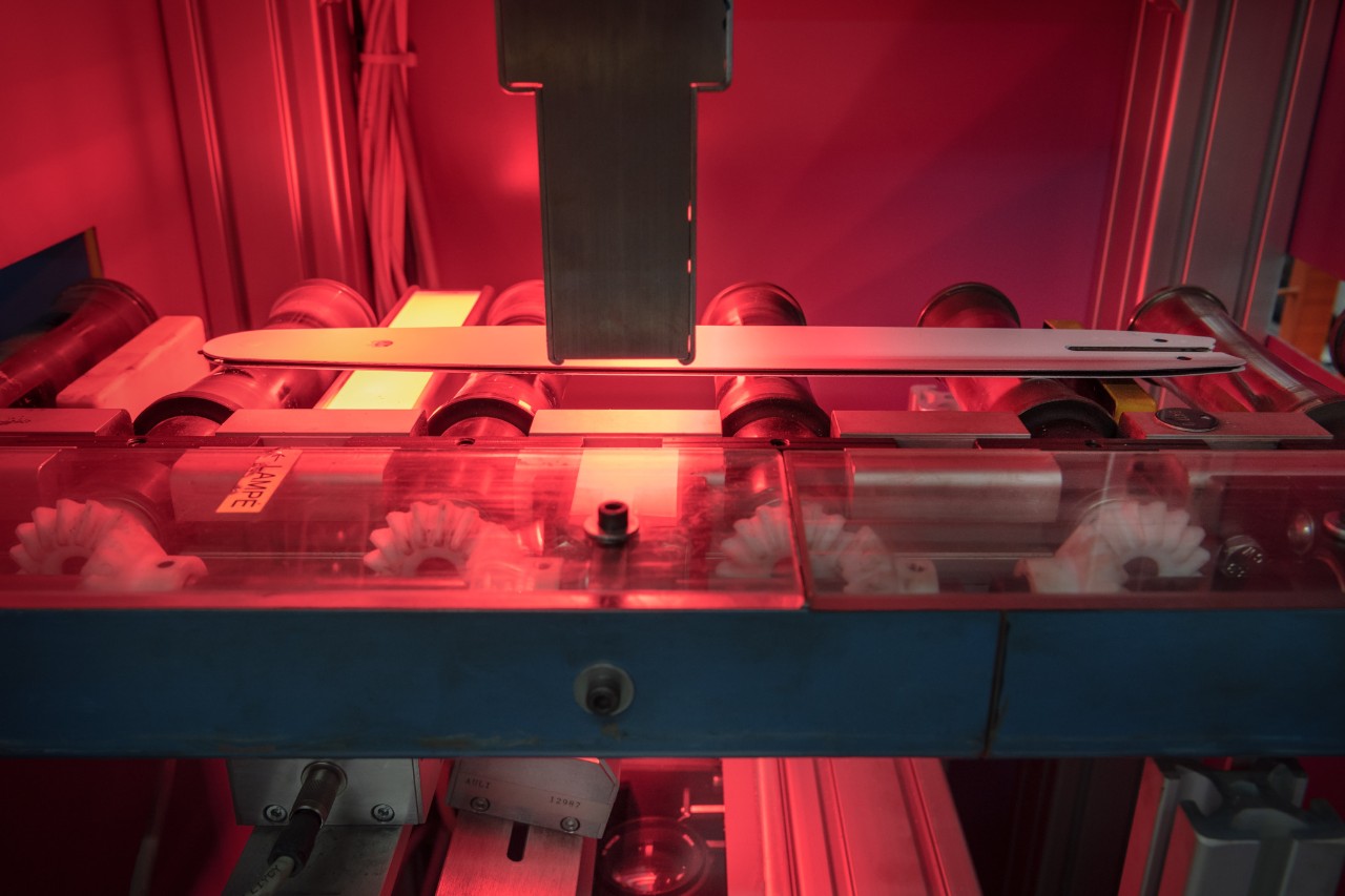 Machine de fabrication des guides qui effectue le perçage des orifices de lubrification et la peinture
