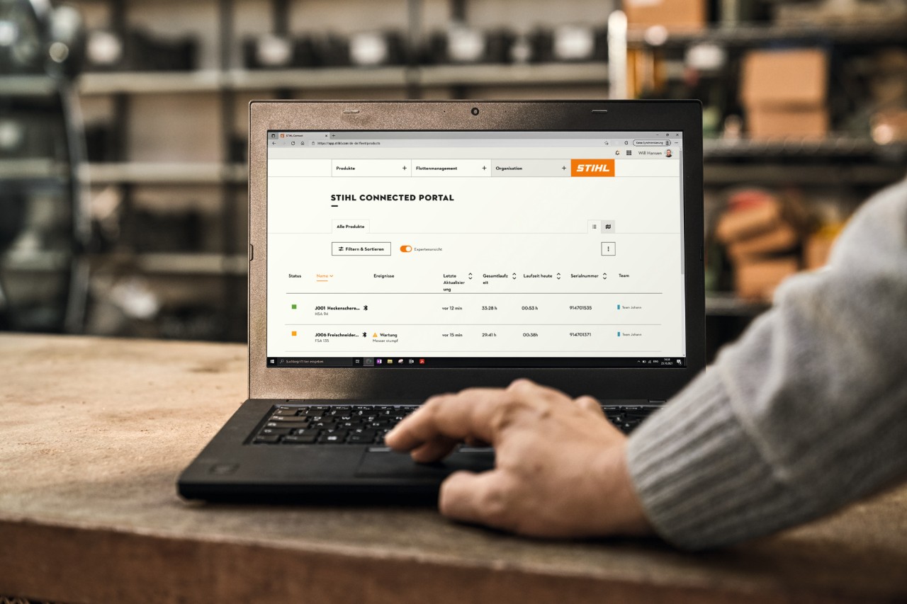 Gros plan sur un ordinateur portable équipé de STIHL connected