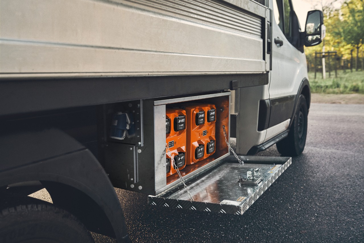 Batteries ALLPRO dans la station de recharge STIHL CB 1 montée sur le véhicule