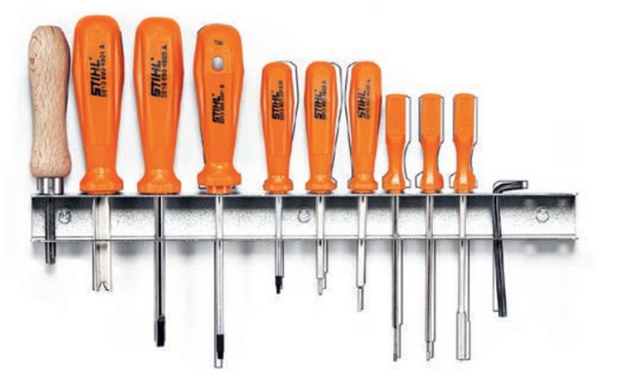 Outils spéciaux STIHL côte à côte dans un support