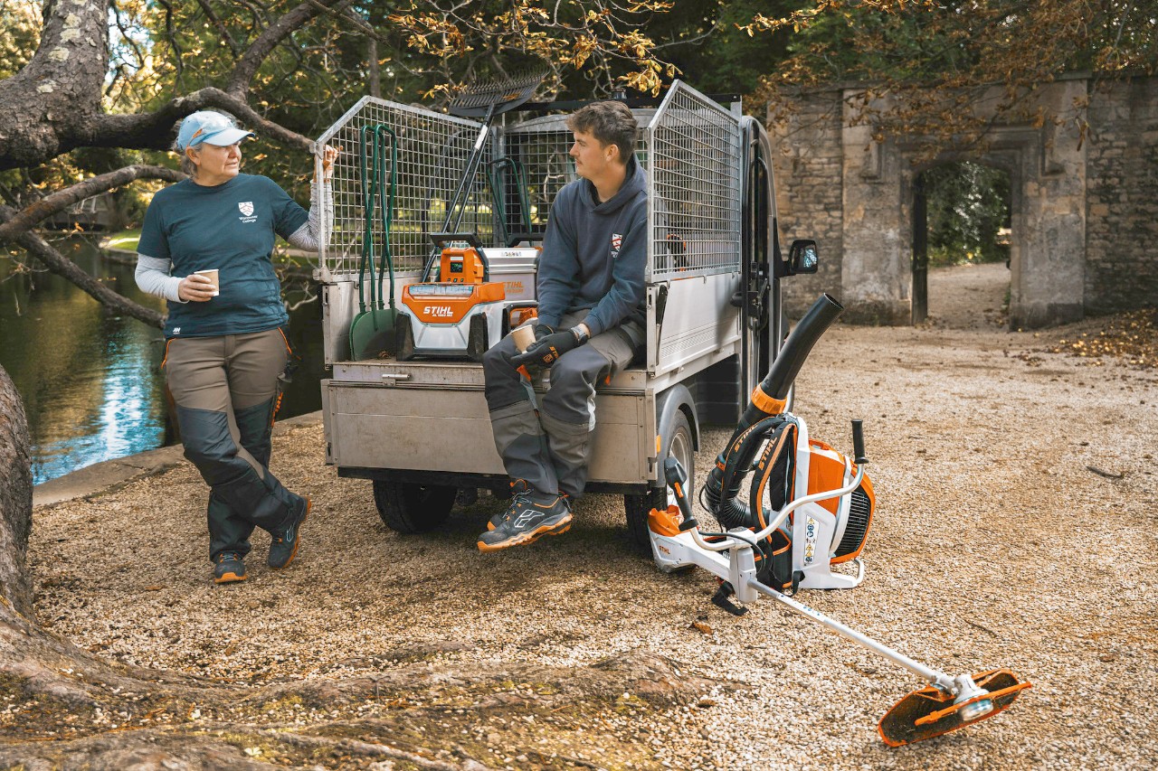 L’équipe paysagiste fait une pause pendant que les batteries ALLPRO se chargent.