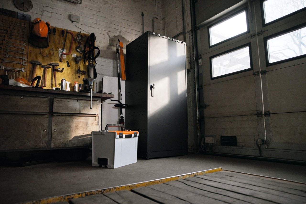 Armoire de charge dans le garage ; Chargez jusqu’à 20 batteries STIHL avec une prise domestique