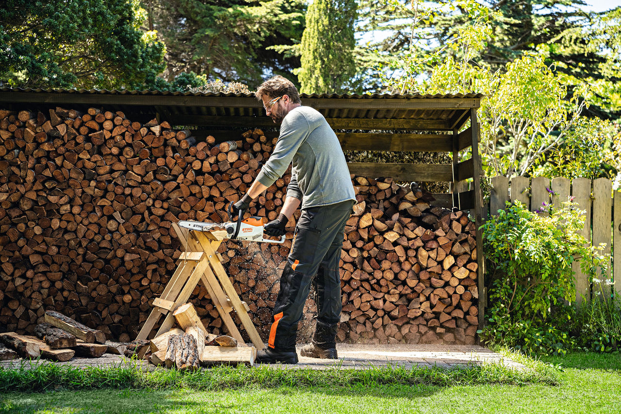 Man zaagt hout met MSA 140