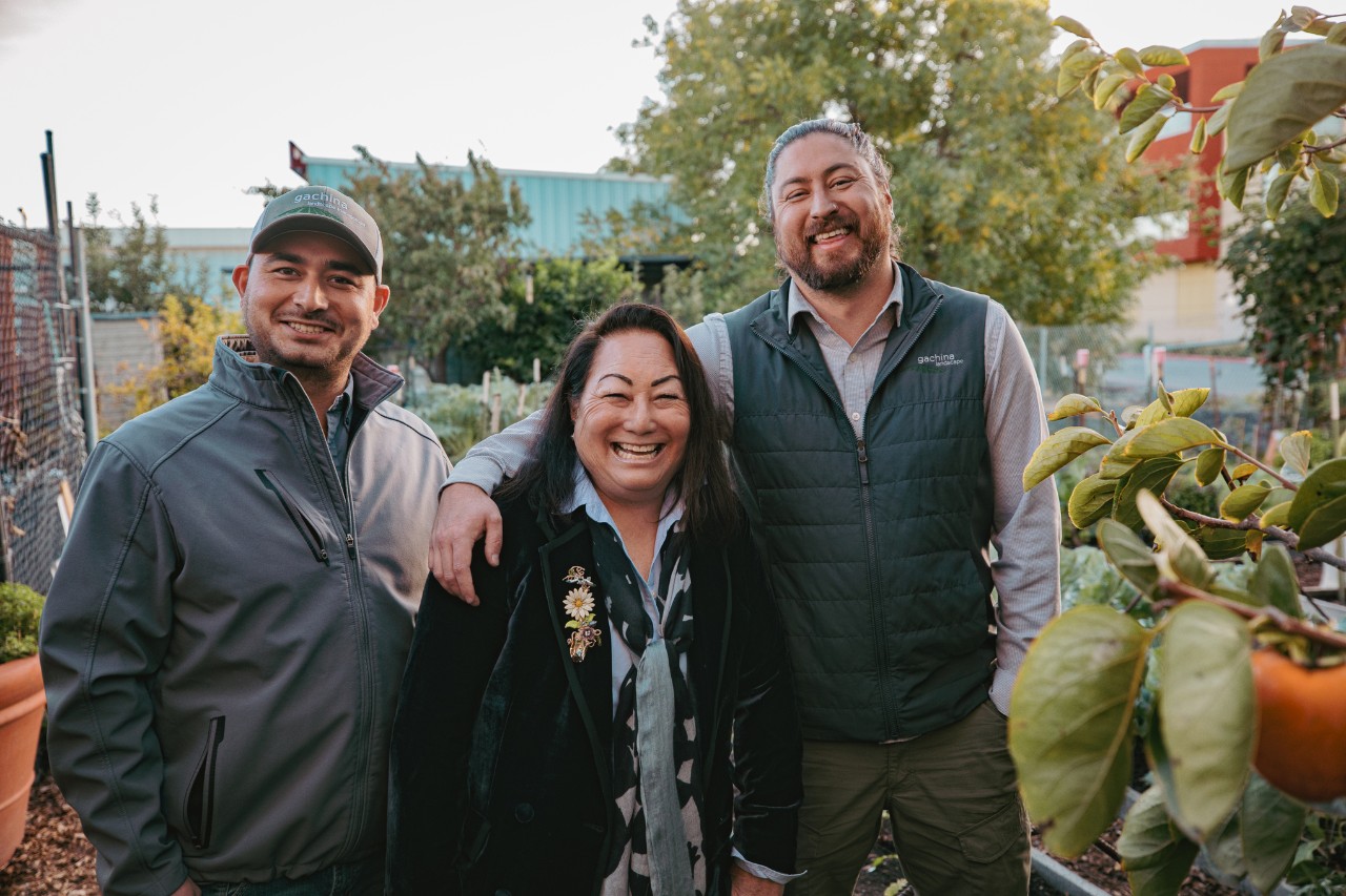 Jaclyn Ishimaru-Gachina, CEO van Gachina Landscape Management, samen met haar zonen Michael Gachina