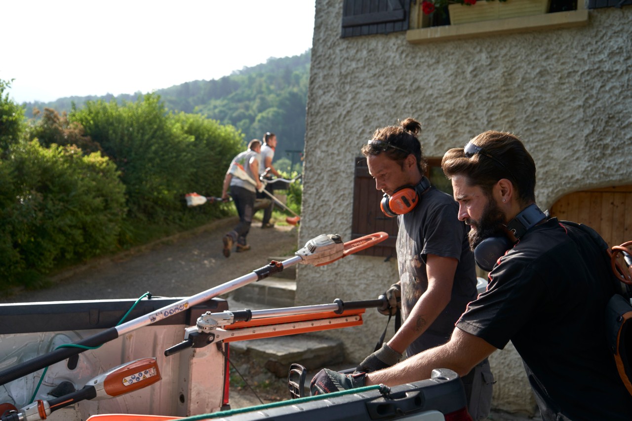 Julien Loquarelli, een landschapsarchitect, laadt samen met zijn collega’s de STIHL-apparatuur uit de auto.