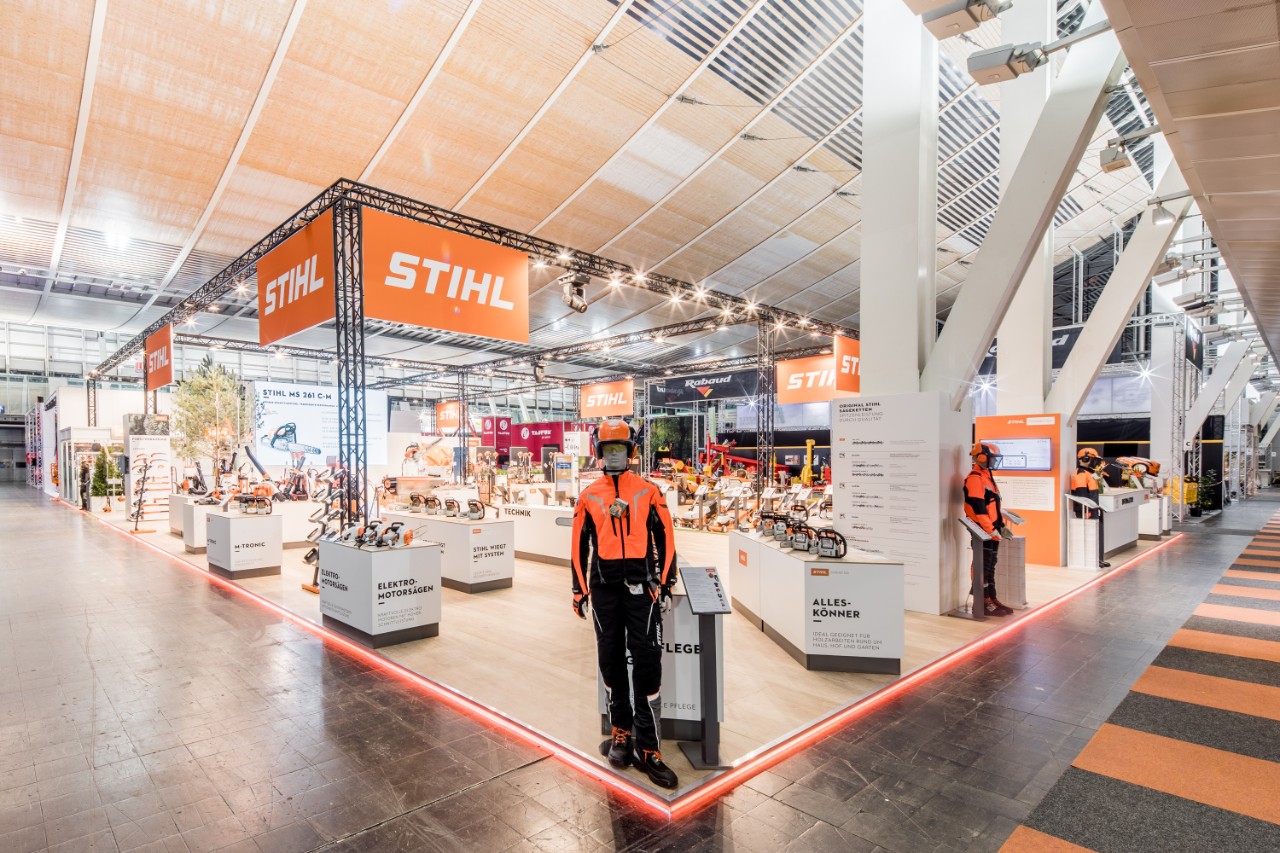STIHL beursstand met kettingzagen en veiligheidsuitrusting