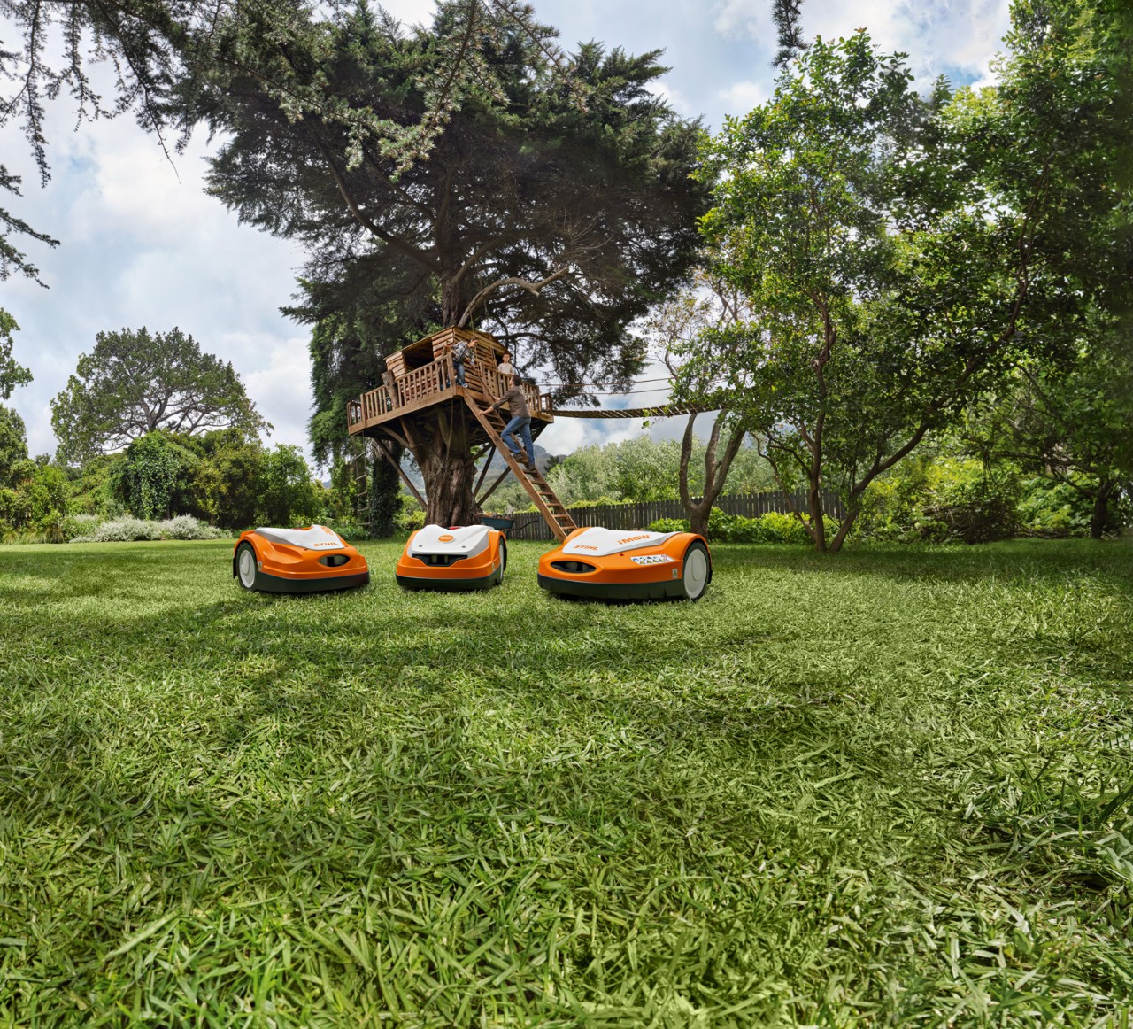 ¡MOW® robotmaaiers op gras voor boomhut
