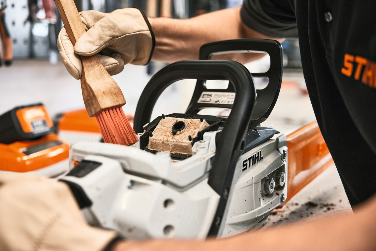 STIHL kettingzaag tijdens de inspectie
