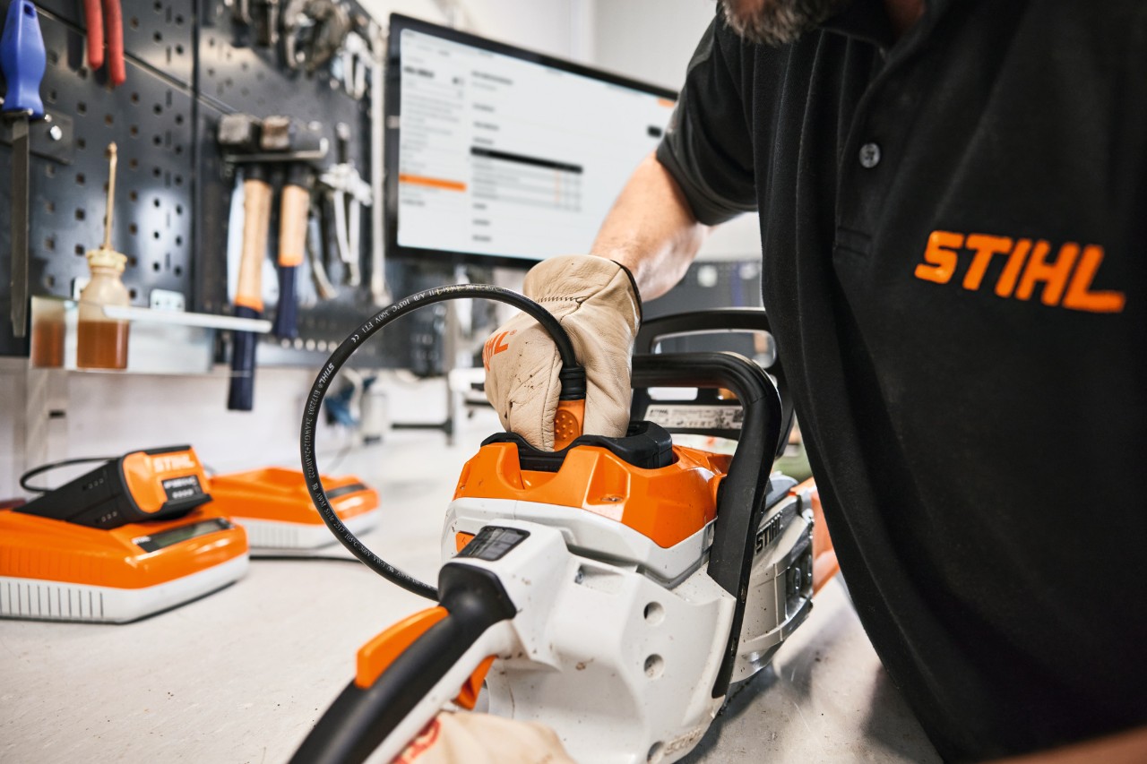 Een STIHL werknemer of vakhandelaar repareert een motorzaag