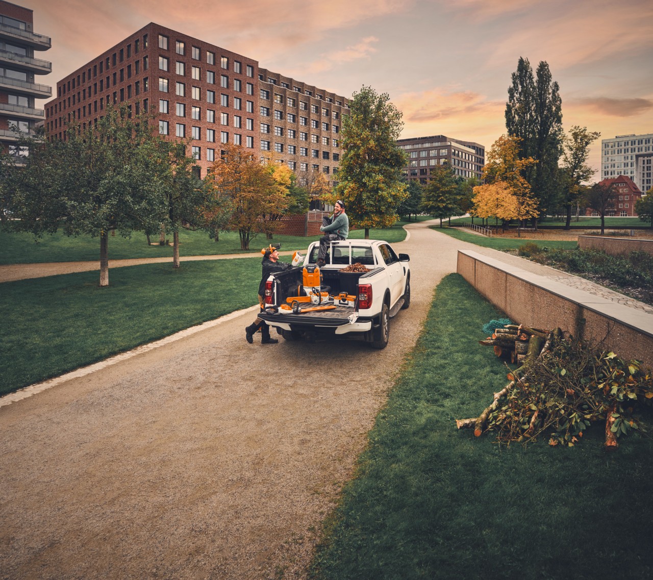 Een tuin- en landschapsarchitectenteam op een pick-uptruck nadat het werk is gedaan