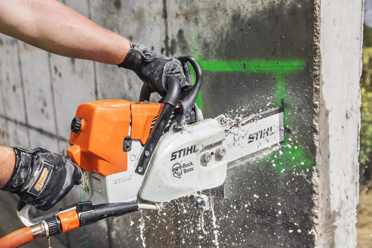 Close-up van een STIHL GS 461 kettingzaag in gebruik op een bouwterrein
