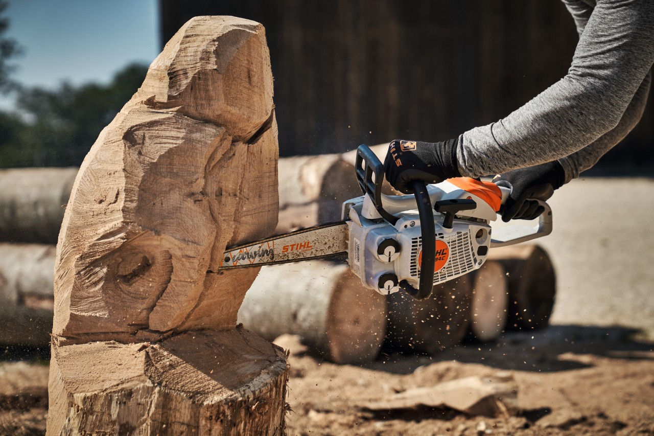 Close-up van een STIHL kettingzaag die gebruikt wordt voor houtsnijwerk