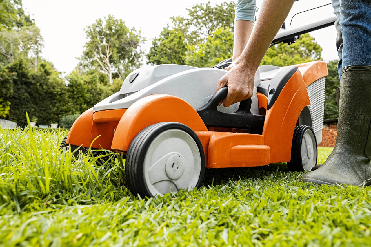  Vrouw stelt op de STIHL RMA 339 C accugrasmaaier de maaihoogte in